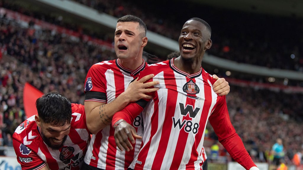 Granit Xhaka /Mitte) freut sich mit Nordi Mukiele (r.) über das 1:0 für Sunderland.