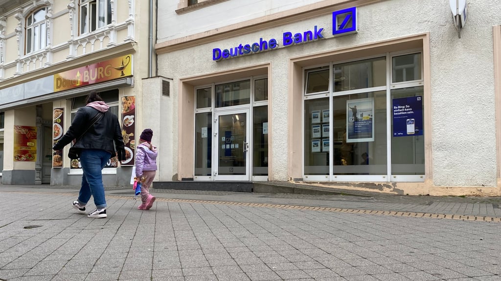 Blick auf die Filiale der Deutschen Bank in Burg, die an der Schartauer Straße zu finden ist. Sie schließt im neuen Jahr.