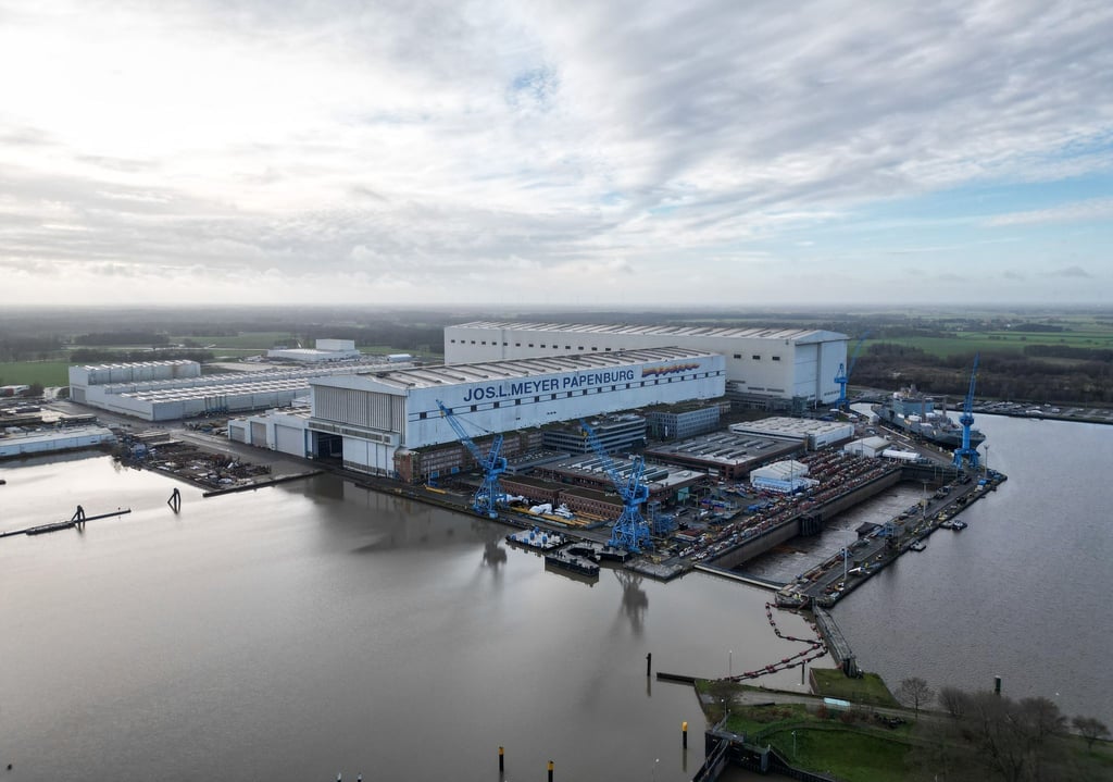 Die Wolken über der Meyer Werft in Papenburg werden weniger – neue Aufträge für Kreuzfahrtschiffe garantieren die Auslastung für die kommenden zehn Jahre.