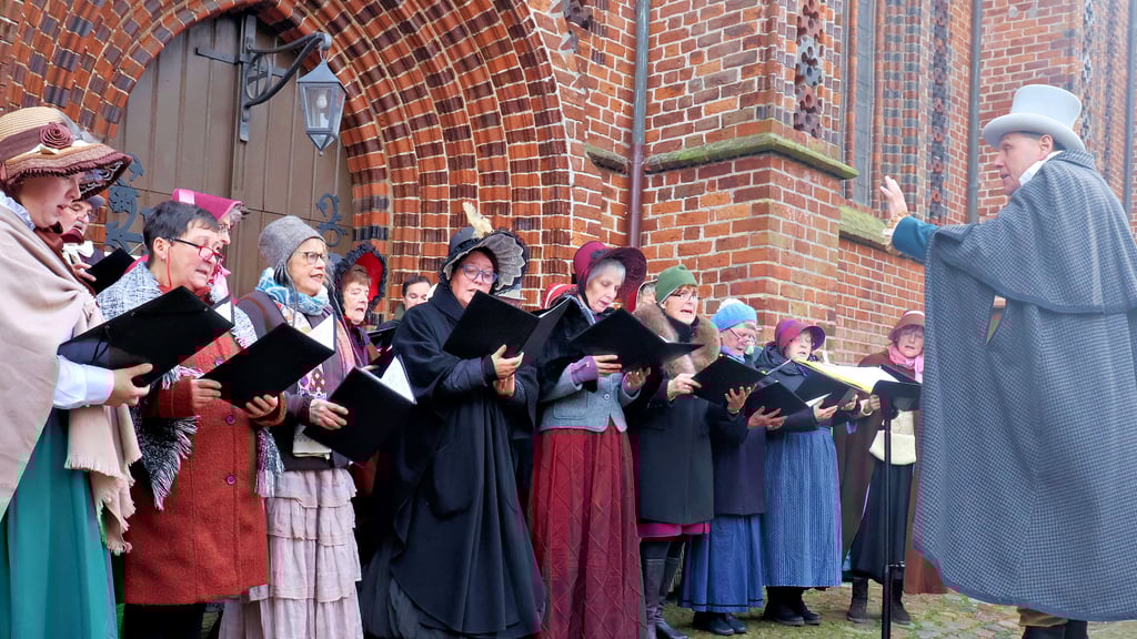 Stimmgewaltig wurde die 19. Ausgabe des Biedermeier-Christmarktes in Werben von dem gemischten Chor unter der Leitung von Jochen Großmann am Sonnabend eröffnet.
