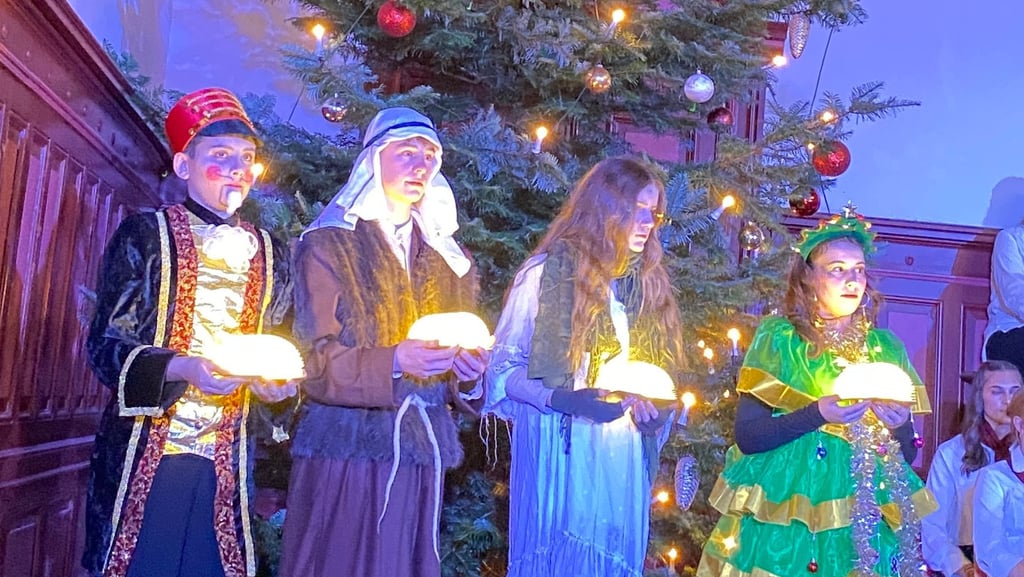 Hell erleuchtet beeindruckten Nußknacker, Hirte, das Mädchen mit den Schwefelhölzern und der Weihnachtsbaum. 