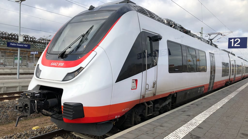Im weiß-roten ÖBB-Design: neuer Abellio-Zug in Halle