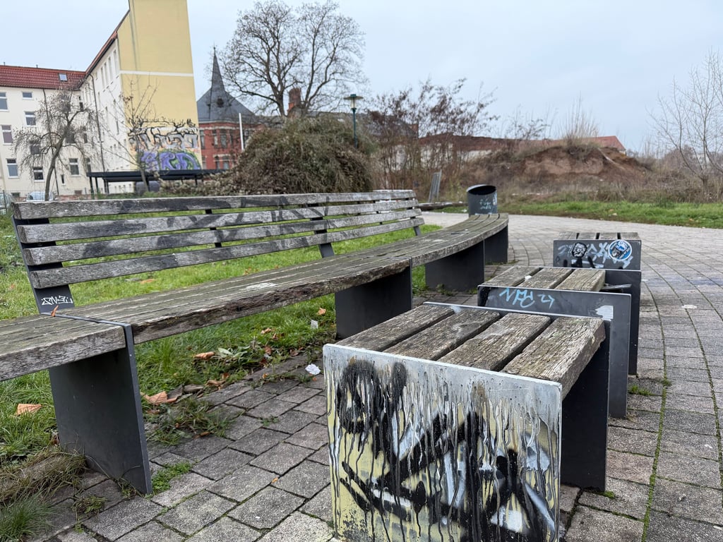 Die Sitzgelegenheiten im Aldi-Park unweit des Obdachlosenheims in Magdeburg sind vor allem in den späten Abendstunden und nachts stark frequentiert. Tagsüber herrscht hier Ruhe.