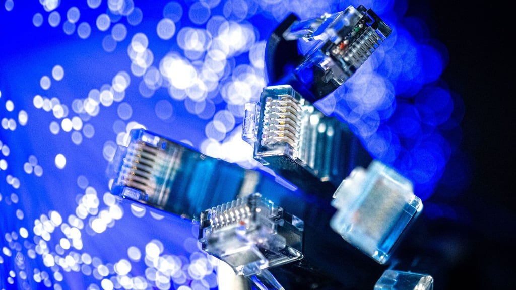 Verzögert sich der Glasfaserausbau, hat das auch Auswirkungen auf den Internetvertrag.