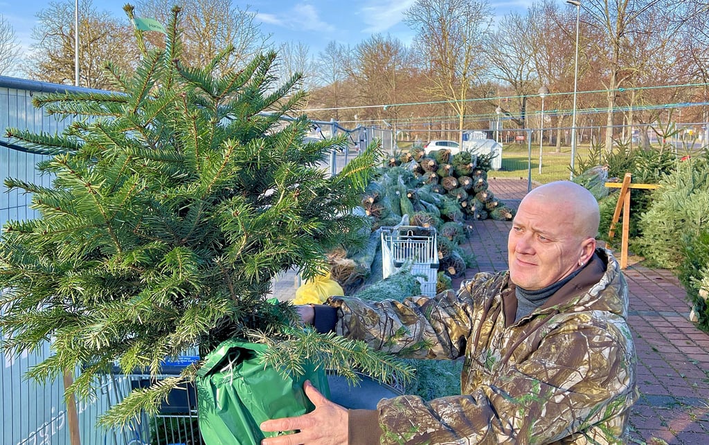 Ralph Voigt verkauft am Platz der Jugend in Bernburg Weihnachtsbäume, die aus dem Harz stammen. 