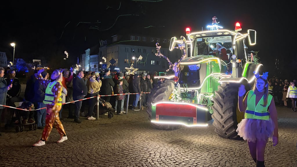 Bunt geschmückte und erleuchtete Fahrzeuge aller Art sind Teil der Zerbster Weihnachtsparade.