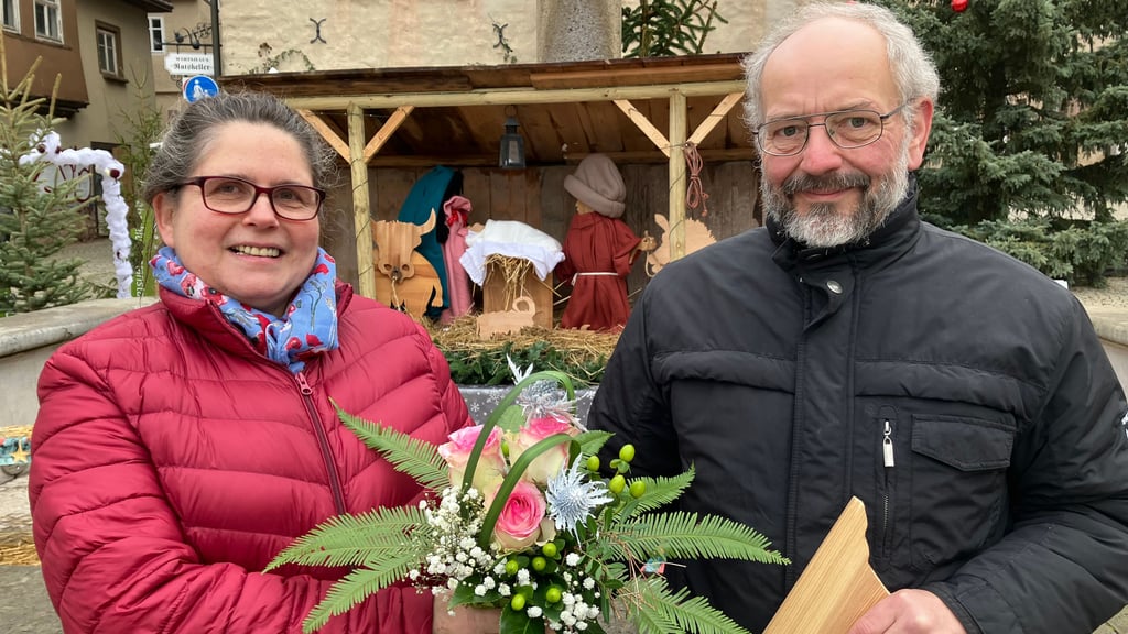 Christine und Lothar Hildebrand erhalten den Blumenstrauß der Woche. Er wurde von Meinhardt Blumen in Sangerhausen zur Verfügung gestellt. 
