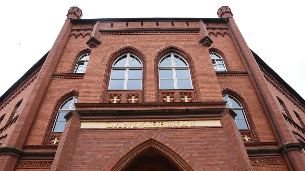 Wegen sexueller Übergriffe an zwei Mädchen muss sich ein Mann aus Osterburg vor dem Landgericht in Stendal verantworten.