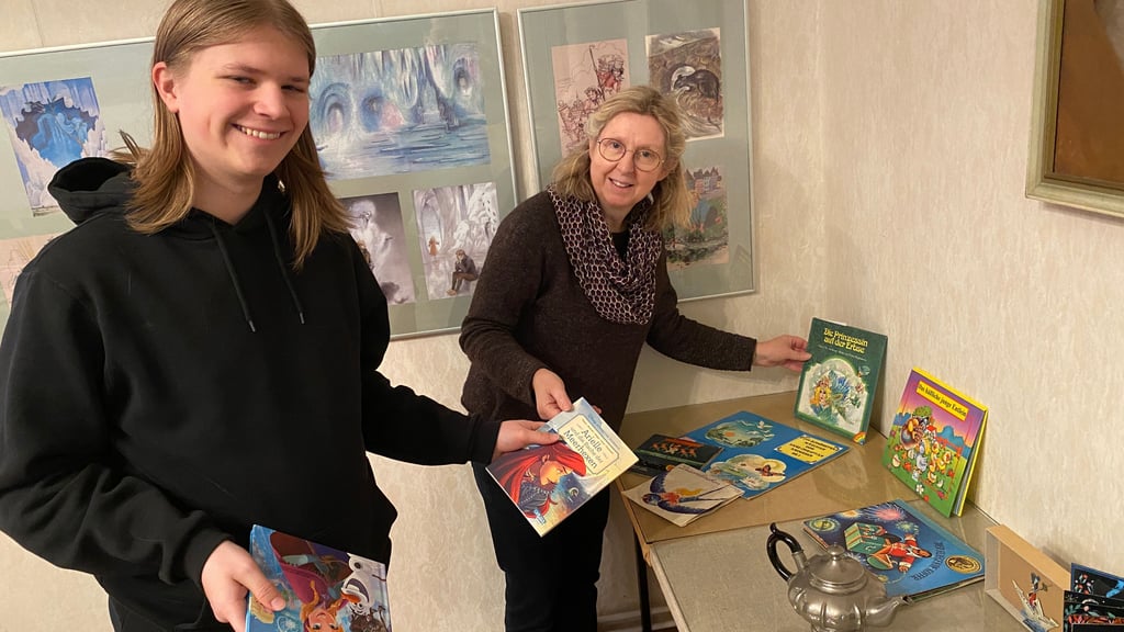 Luca Hesse und Antonia Beran beim Aufbau der Hans-Christian-Andersen-Ausstellung im Kreismuseum Genthin