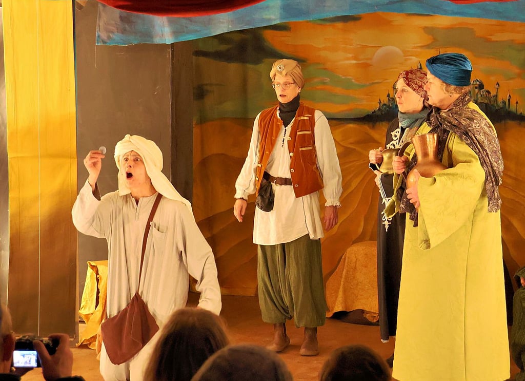 Impression vom Biedermeier-Christmarkt in Werben (Elbe) am 13. und 14. Dezember 2025: Die Aufführung „Der falsche Prinz“ vom Hoftheater „Altmärkisches Treibgut“ war sehr gefragt.