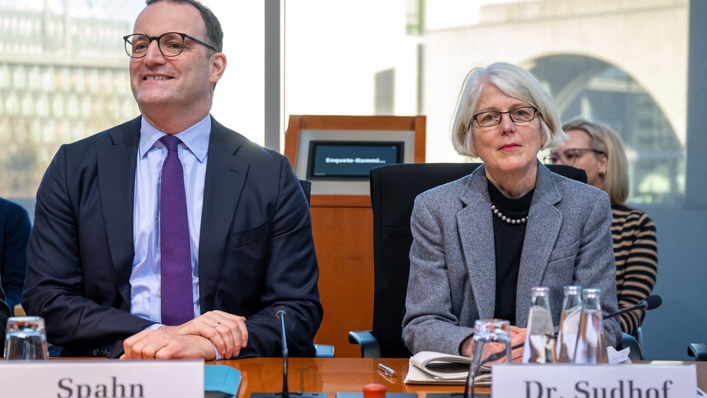 Corona-Aufarbeitung im Bundestag: Jens Spahn und die frühere Sonderermittlerin Margaretha Sudhof.