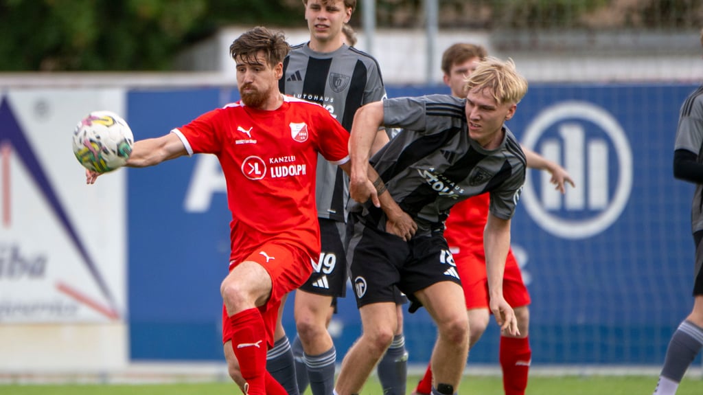 Die Oberliga könnte für Vincent Meyer (l.) und den BSV Ammendorf Thema werden.
