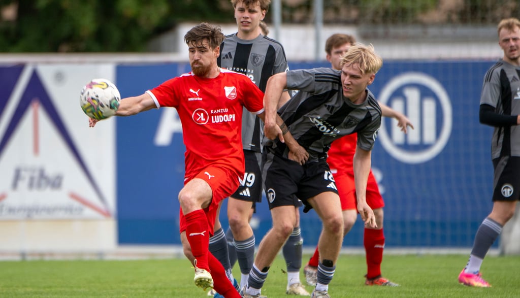 Die Oberliga könnte für Vincent Meyer (l.) und den BSV Ammendorf Thema werden.