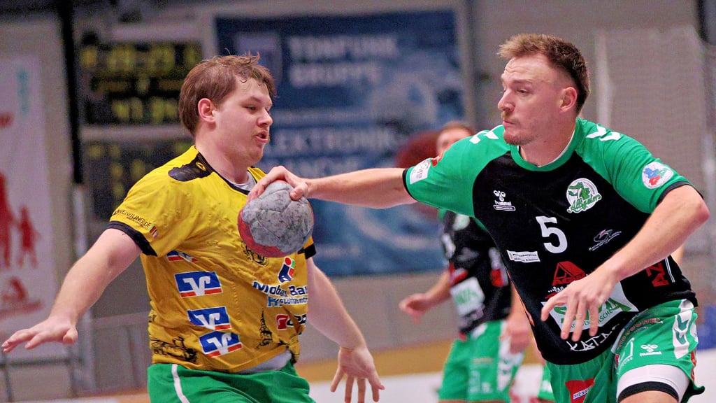 Pit Seifert (am Ball) war wieder in Torlaune. Er warf sieben Tore beim Heimsieg des HC Aschersleben gegen den HSV Bad Blankenburg. 