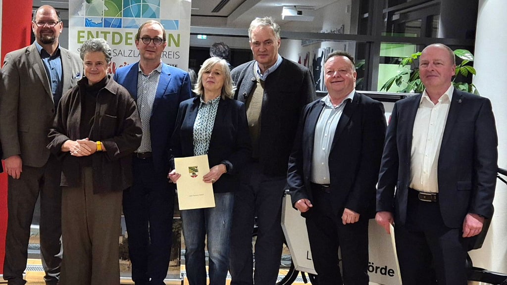 Ministerin Lydia Hüskens (2.v.l.) hat Fördermittelbescheide an die Landkreise Börde und Salzlandkreis sowie an einzelne Kommunen übergeben.