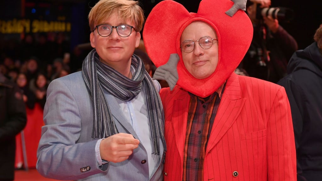 Rosa von Praunheim (rechts im Bild) mit seinem Partner Oliver Sechting. (Archivbild)