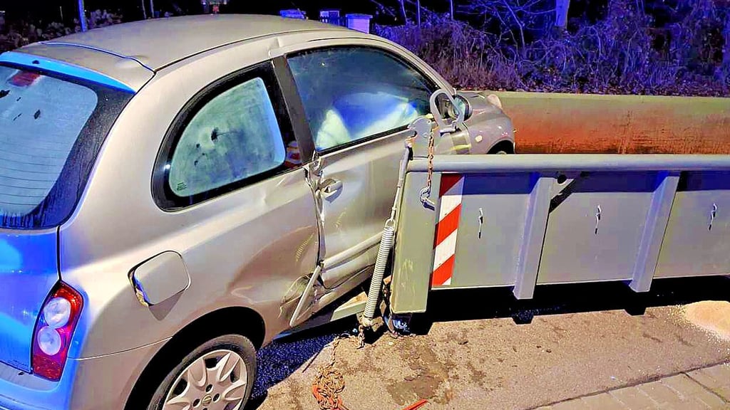 Die Fahrerin landet mit dem Auto im Container. Sie wurde bei dem Unfall schwer verletzt. 