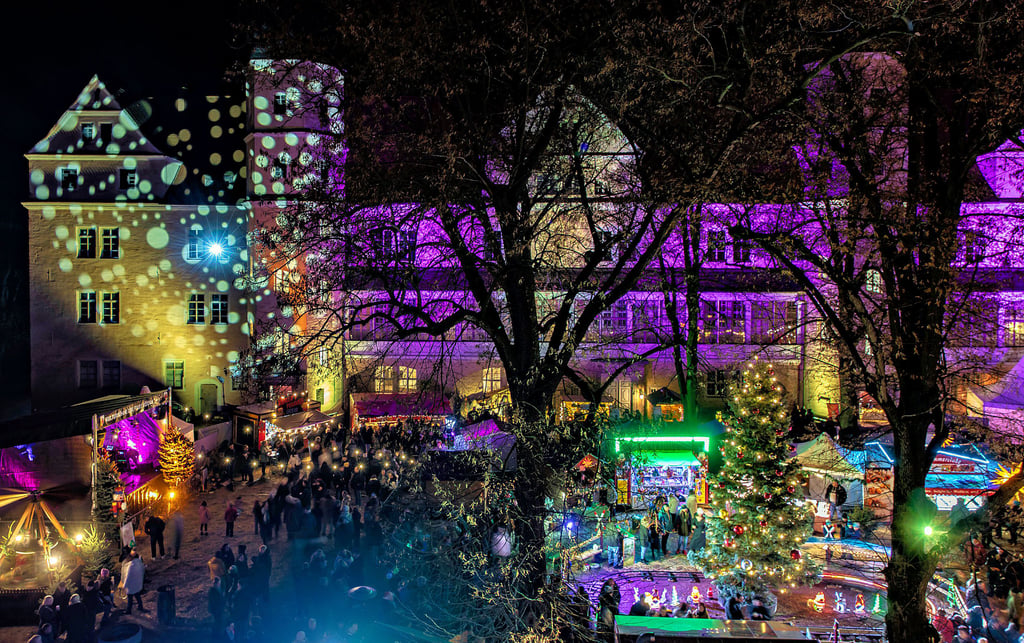 Stimmungsvolles Licht und geschmückte Buden machten aus dem inneren Schlosshof eine leuchtende Weihnachtsstadt. 