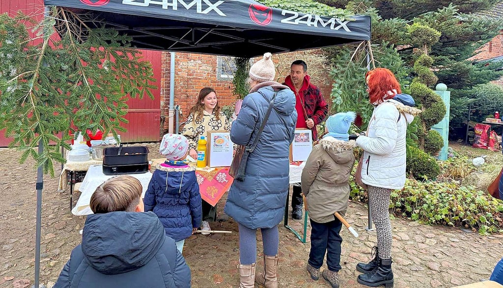 Der Stand von Jörg Ullmann mit den beiden Köstlichkeiten war bei der Schwiesauer Hof-Weihnacht ständig umlagert.  