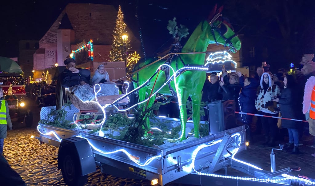 Aschenbrödel hatte angespannt und fuhr in der Kutsche vor.