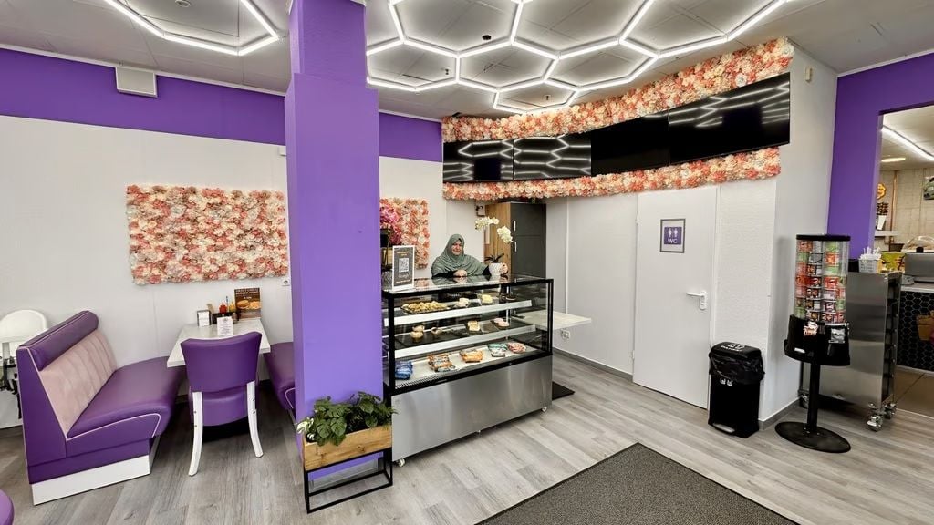 Farbenfroh und hell ist es im Mühlen Bistro Halle-Neustadt. Charlene Taha steht an der Kaffee- und Kuchentheke.