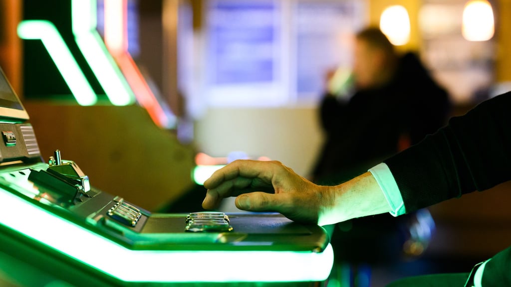 Wo bisher zwei Spielhallen unter einem Dach betrieben werden, darf bald nur noch eine bleiben. (Symbolbild)