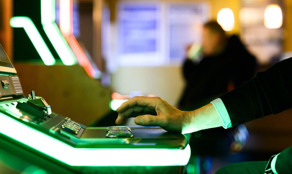 Wo bisher zwei Spielhallen unter einem Dach betrieben werden, darf bald nur noch eine bleiben. (Symbolbild)