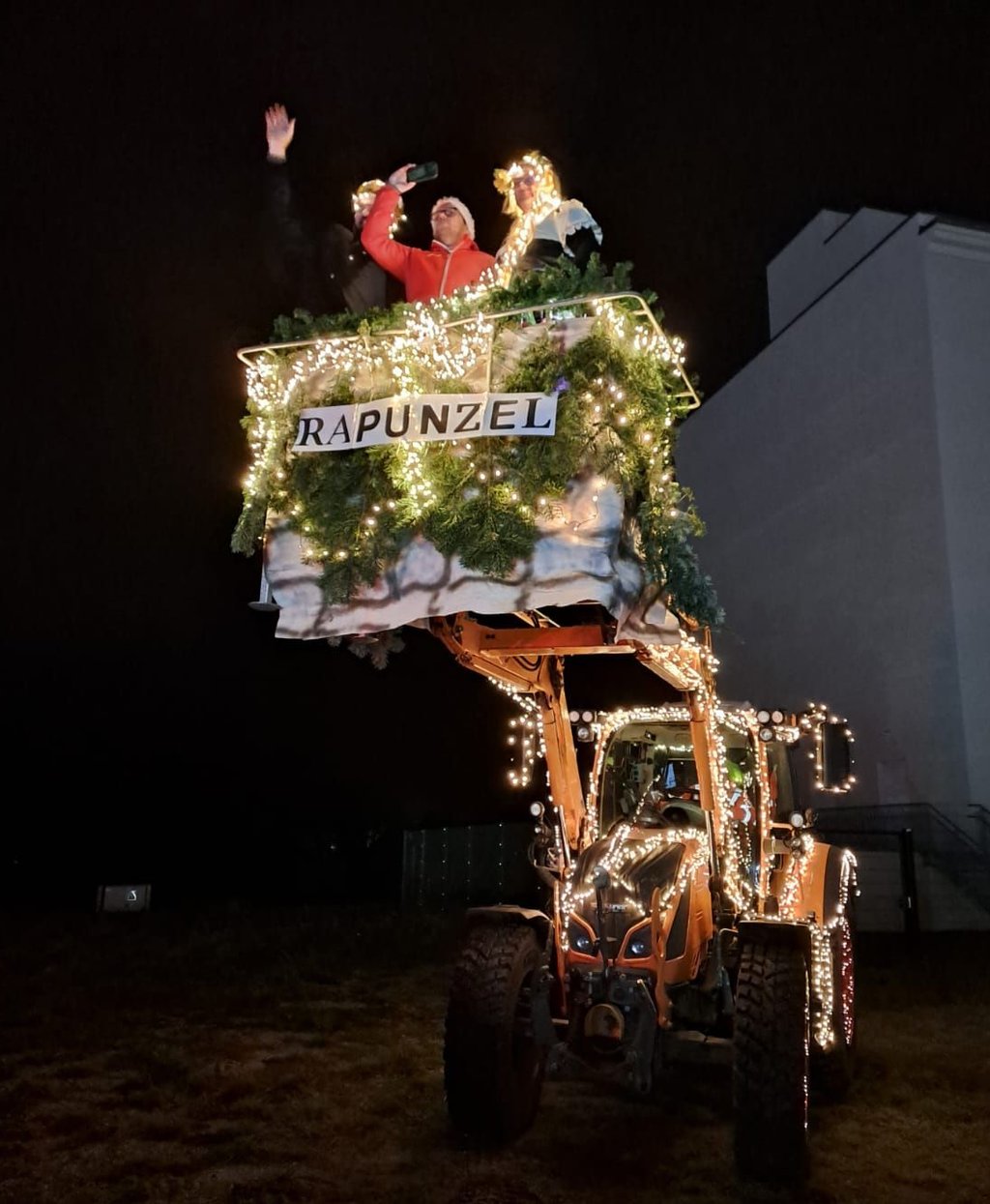 Rapunzel winkte den Leuten von ganz oben zu.