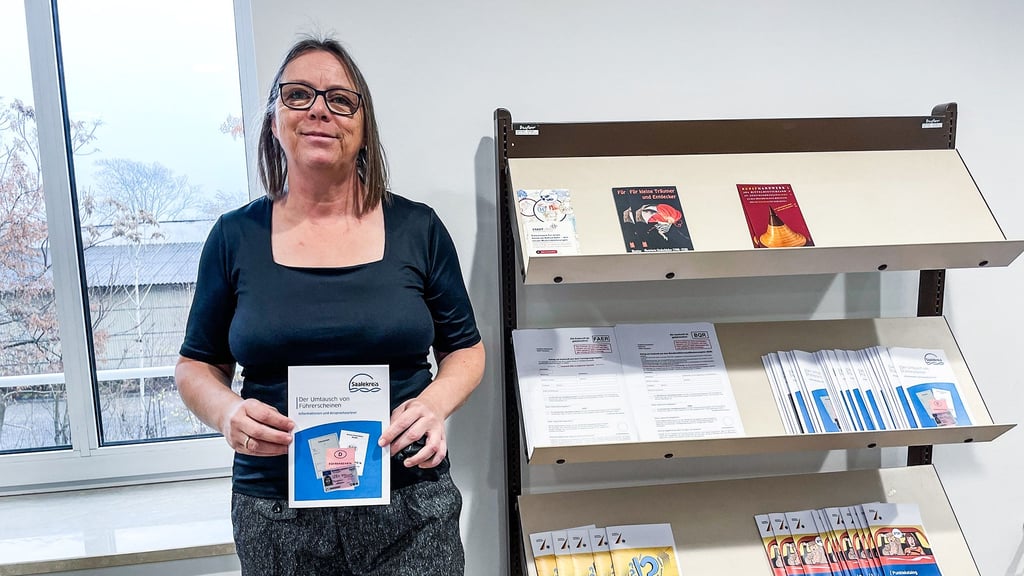 In der Führerscheinstelle Merseburg erinnert Annett Sonderhoff an die engen Fristen für den EU-Umtausch. 