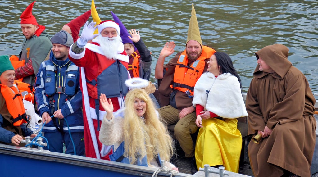 Schneewittchen  und die Sieben Zwerge kommen ebenfalls mit dem Boot auf der Saale an.