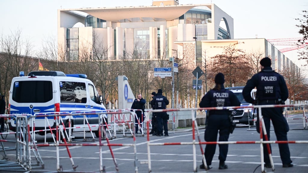 3.600 Polizisten aus ganz Deutschland schützen Ukraine-Beratungen in Berlin.