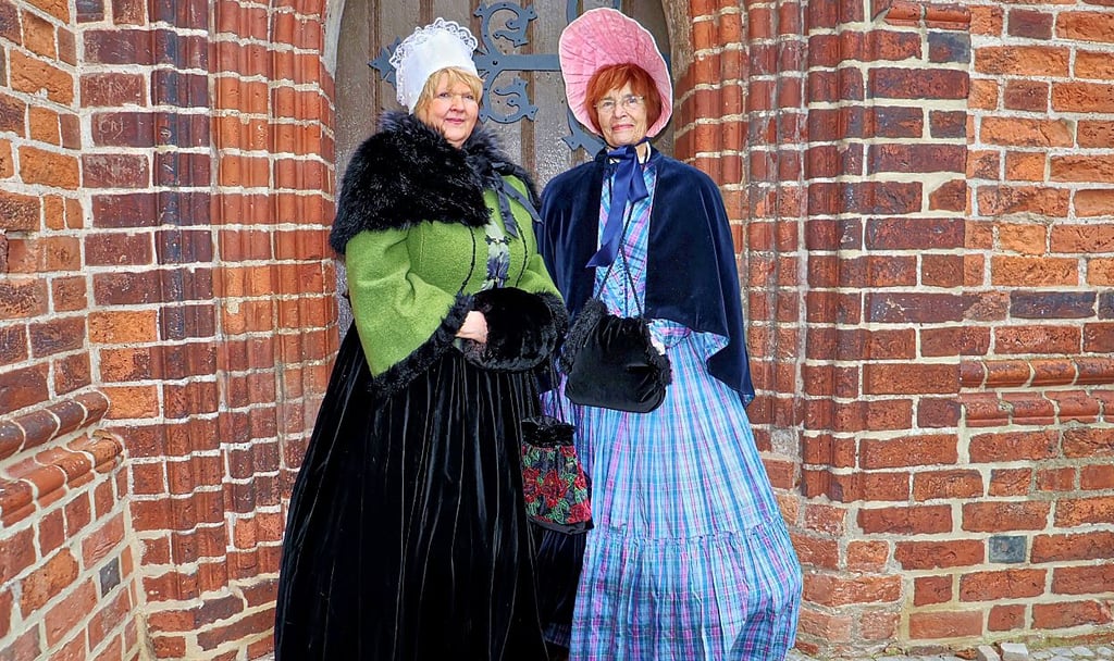 Impression vom Biedermeier-Christmarkt in Werben (Elbe) am 13. und 14. Dezember 2025: Ortrud Doll (links) und Rosemarie Gottspenn waren ein Hingucker in ihren historischen Kleidern.