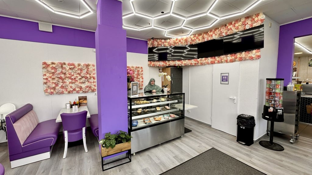 Farbenfroh und hell ist es im Mühlen Bistro Halle-Neustadt. Charlene Taha steht an der Kaffee- und Kuchentheke.