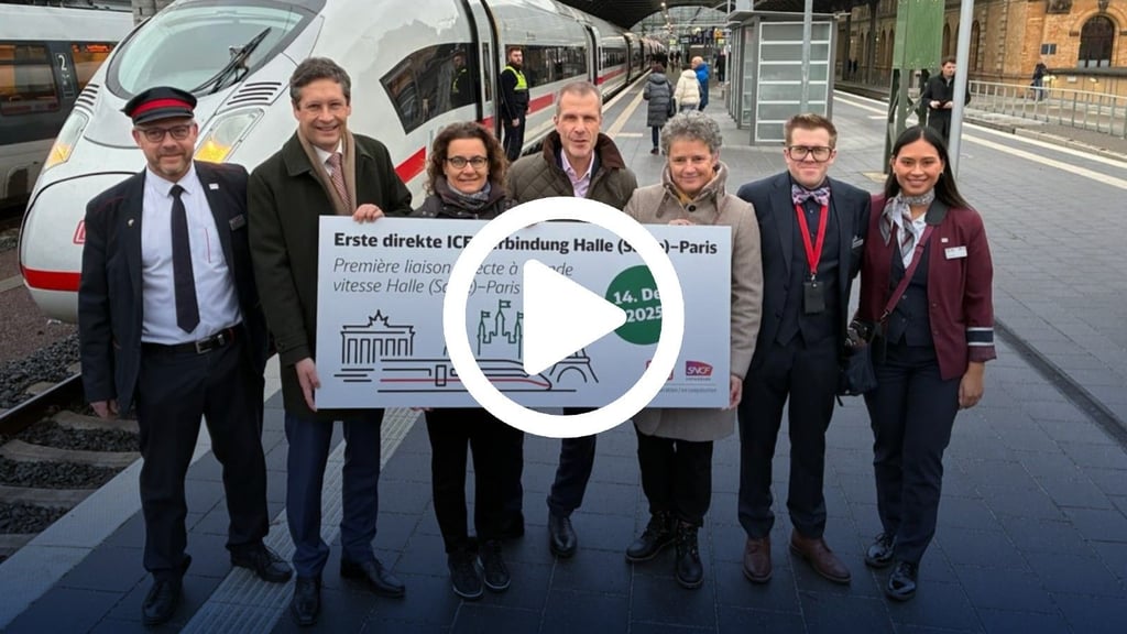 Großer Bahnhof für den ersten ICE von Halle nach Paris. OB Alexander Vogt (2.v.l.), Bahn-Bevollmächtigter Martin Walden (m.) und Sachsen-Anhalts Infrastrukturministerin Lydia Hüskens (3.v.r.) begrüßten den Zug am Sonntagmorgen.