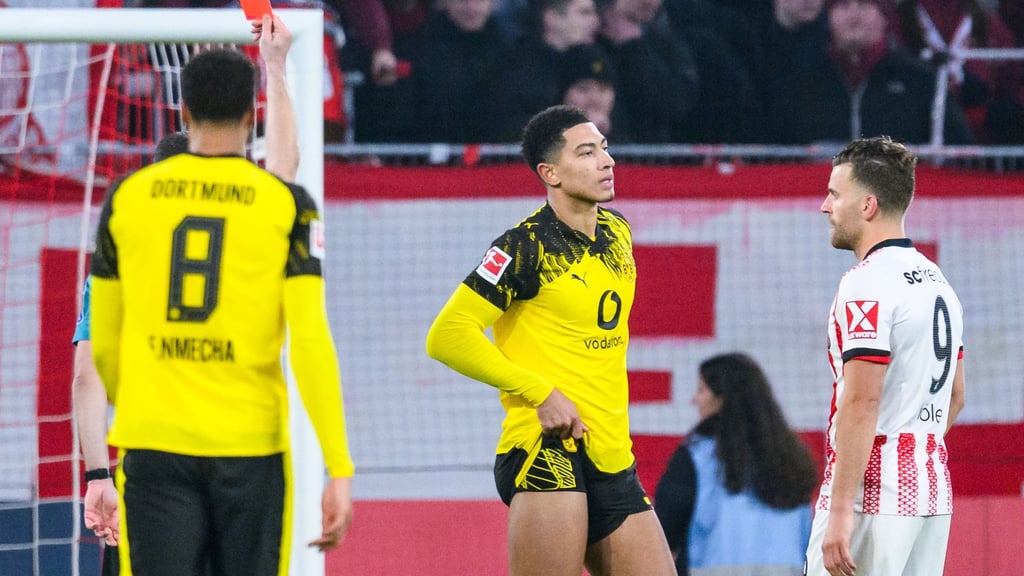 Sah für eine Notbremse die Rote Karte: Dortmunds Jobe Bellingham (M.).