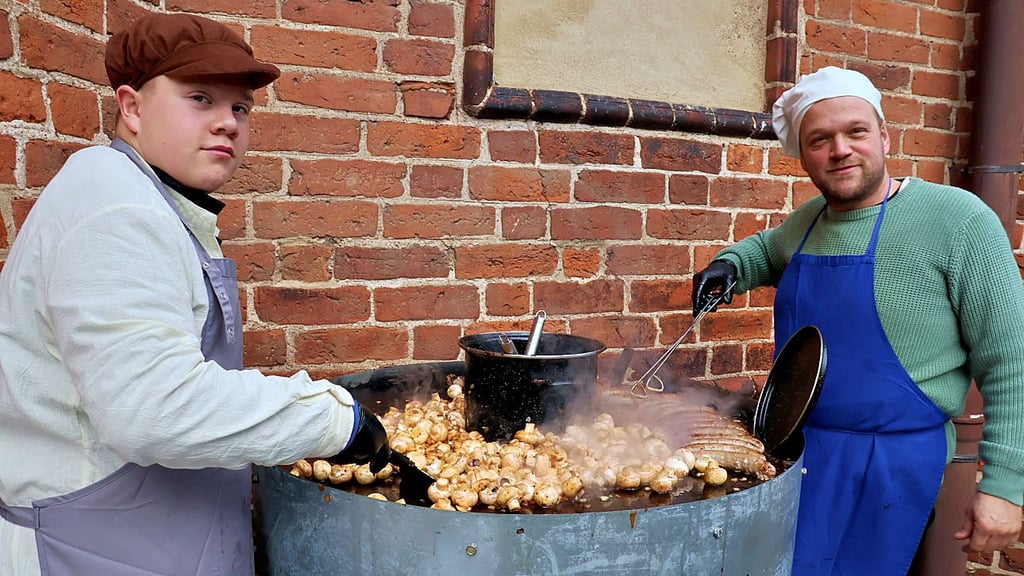 Impression vom Biedermeier-Christmarkt in Werben (Elbe) am 13. und 14. Dezember 2025: Jakob (links) und René Wolff hatten unter anderem Pilzpfanne im Angebot.