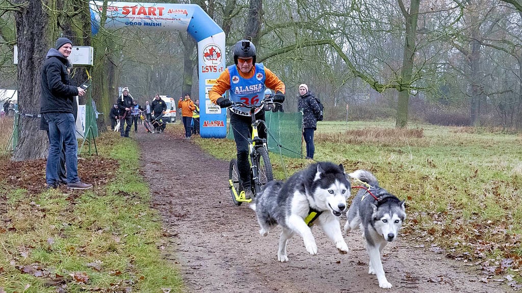 Bodo Gottschling startete mit seinen Huskys Zeus und Jojo.