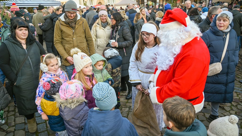 Der Weihnachtsmann kam mit seinem Engel nach Wanzleben, um die Kinder zu beschenken.