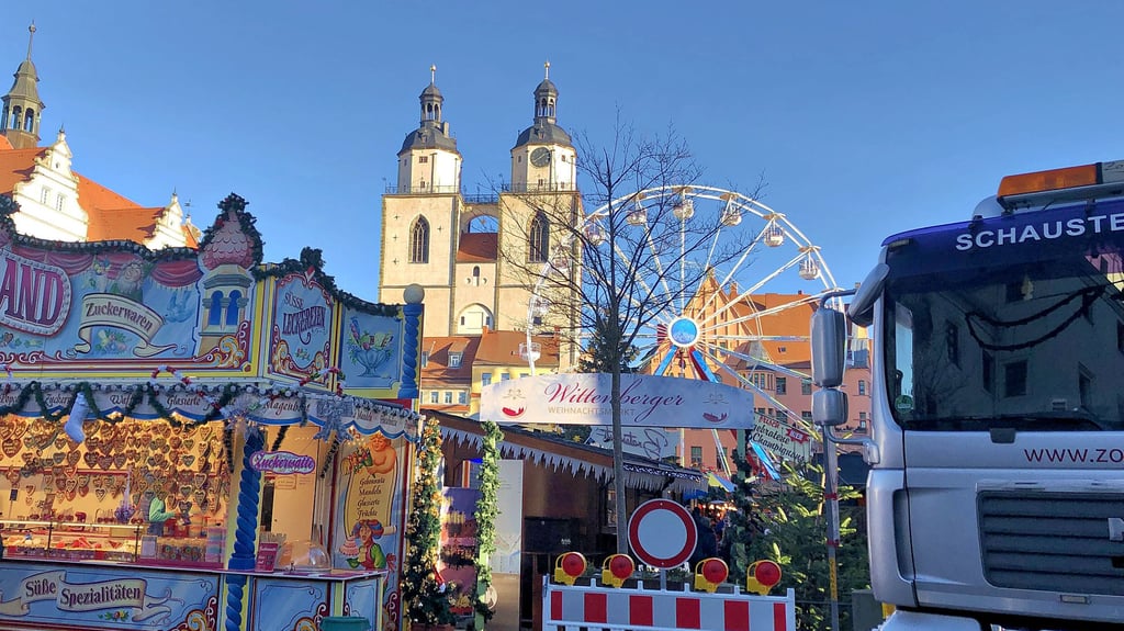 Laster und Absperrungen gehören zum Sicherheitskonzept des Wittenberger Weihnachtsmarktes. Die Besucher lassen sich die Laune dadurch aber nicht vermiesen.&nbsp;