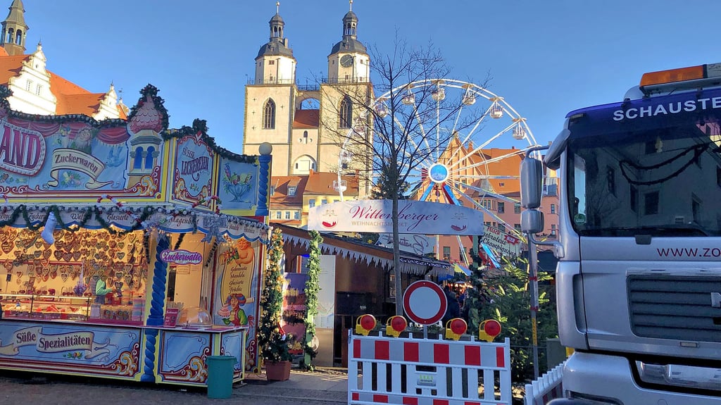  Laster und Absperrungen gehören zum Sicherheitskonzept des Wittenberger Weihnachtsmarktes. 
