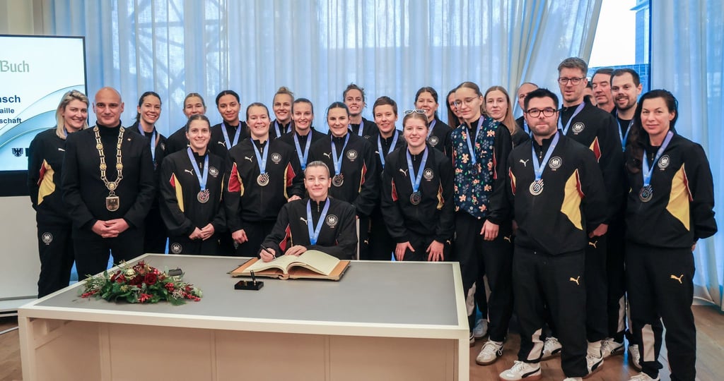 Die deutschen Handballerinnen trugen sich in Dortmund ins Goldene Buch der Stadt ein.