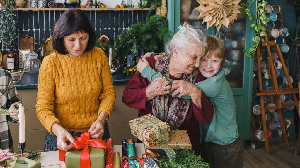 Auch wenn die Familie gerade so schön beieinander ist: An Weihnachten sollte man nicht über das schwierige Pflege-Thema der Oma reden. Man kann aber einen späteren Termin dafür vereinbaren.