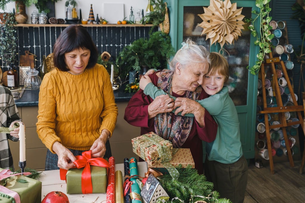 Auch wenn die Familie gerade so schön beieinander ist: An Weihnachten sollte man nicht über das schwierige Pflege-Thema der Oma reden. Man kann aber einen späteren Termin dafür vereinbaren.