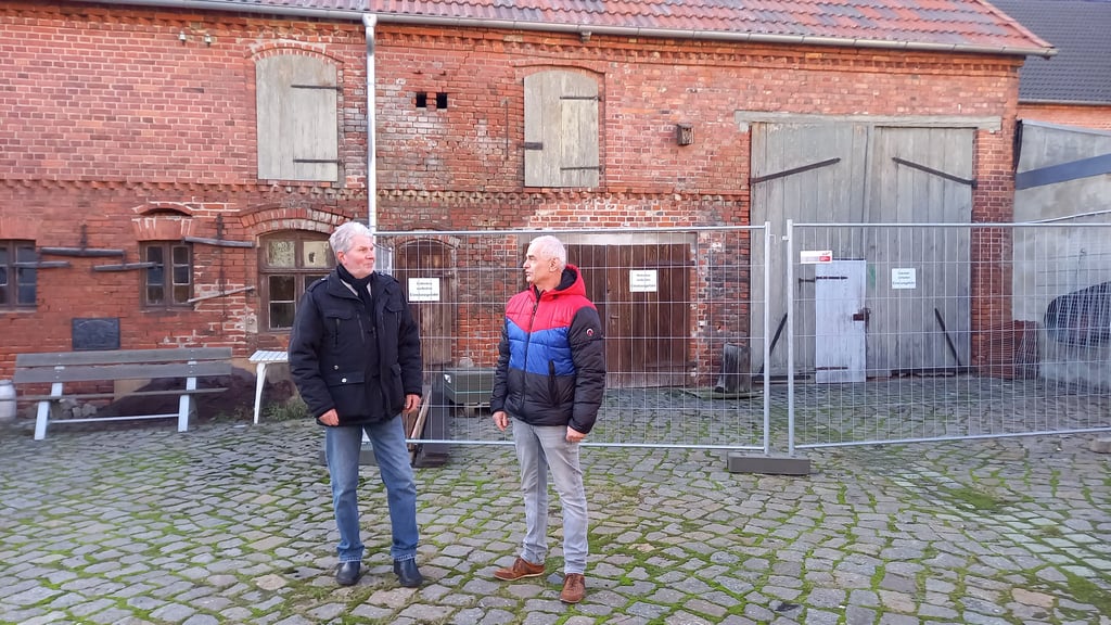 Heinz Reckler (links) und Michael Oeltze vom Kultur- und Geschichtsverein Ebendorf vor der Scheune, saniert werden soll. 