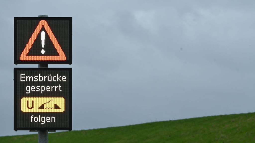 Die Jann-Berghaus-Brücke in Leer soll wegen des Warnstreiks fast den ganzen Dienstag für den Autoverkehr gesperrt werden. (Symbolbild)