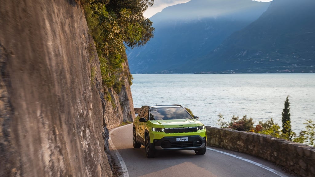 Die Einsamkeit des Langstreckenläufers? Muss nicht sein. Denn neben einer Normreichweite von aktuell 500 Kilometern im elektrischen Compass gibt es genug Platz für Kind und Kegel.