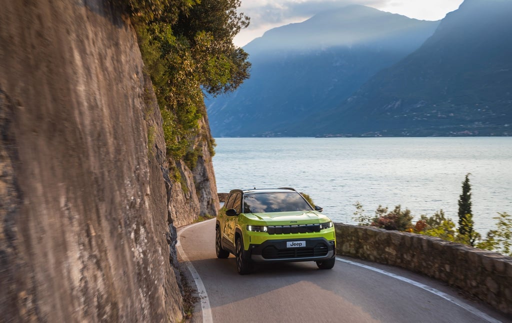 Die Einsamkeit des Langstreckenläufers? Muss nicht sein. Denn neben einer Normreichweite von aktuell 500 Kilometern im elektrischen Compass gibt es genug Platz für Kind und Kegel.