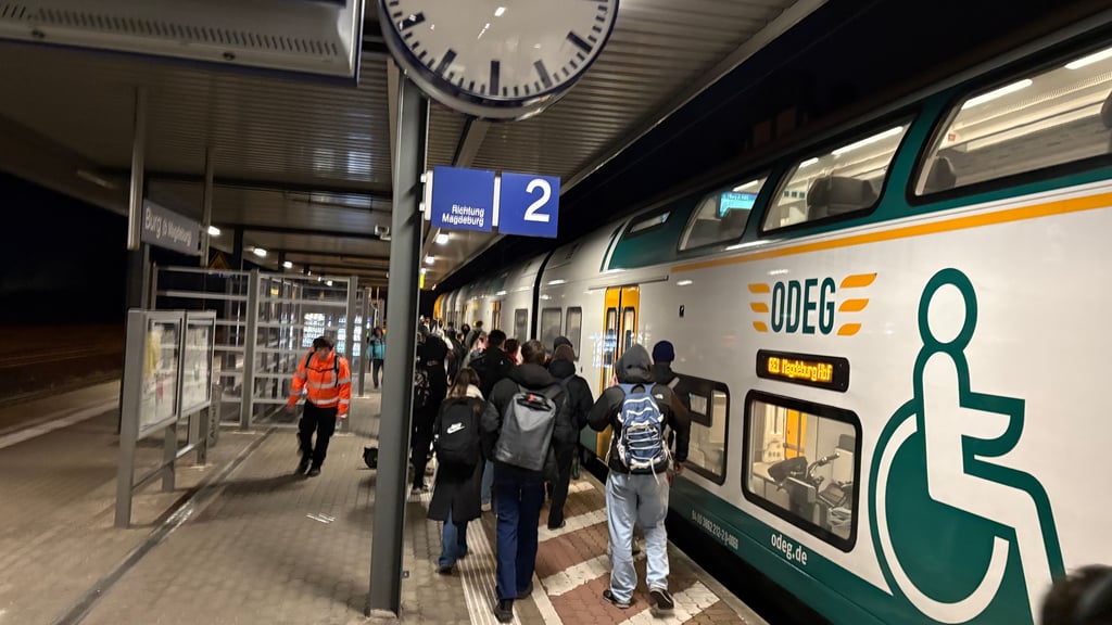 Für den Schienenpersonenverkehr gilt seit dem 14. Dezember 2025 ein neuer Fahrplan. Jetzt fiel der Regionalexpress 1 aus und kam nicht in Genthin an.