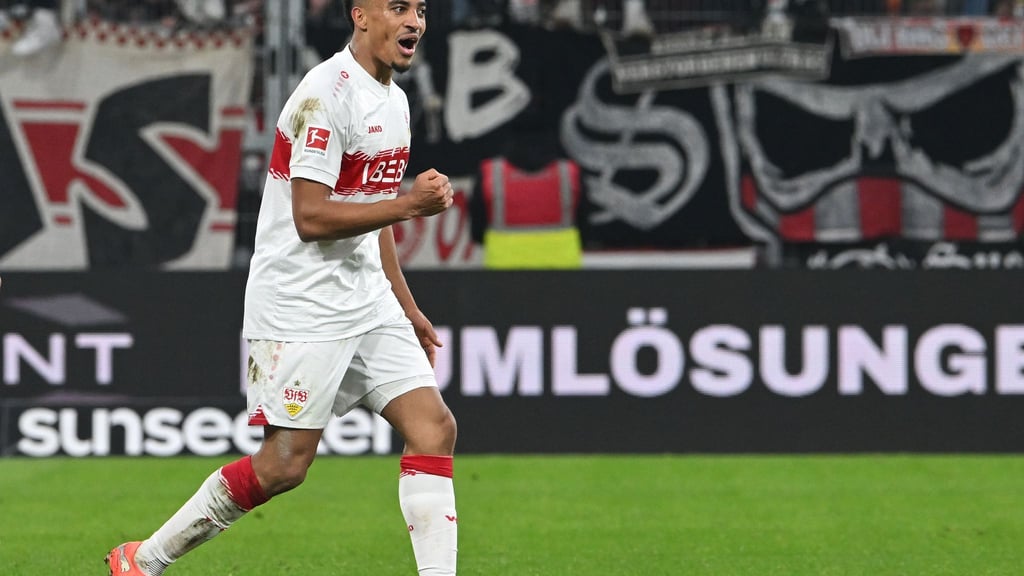 Jamie Leweling jubelt über sein erstes Saisontor in der Bundesliga.