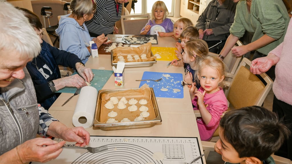 Humanas und die Kita Sarrezwerge haben beim generationenübergreifenden Plätzchenbacken sowohl große als auch kleine Bäcker zum Strahlen gebracht.